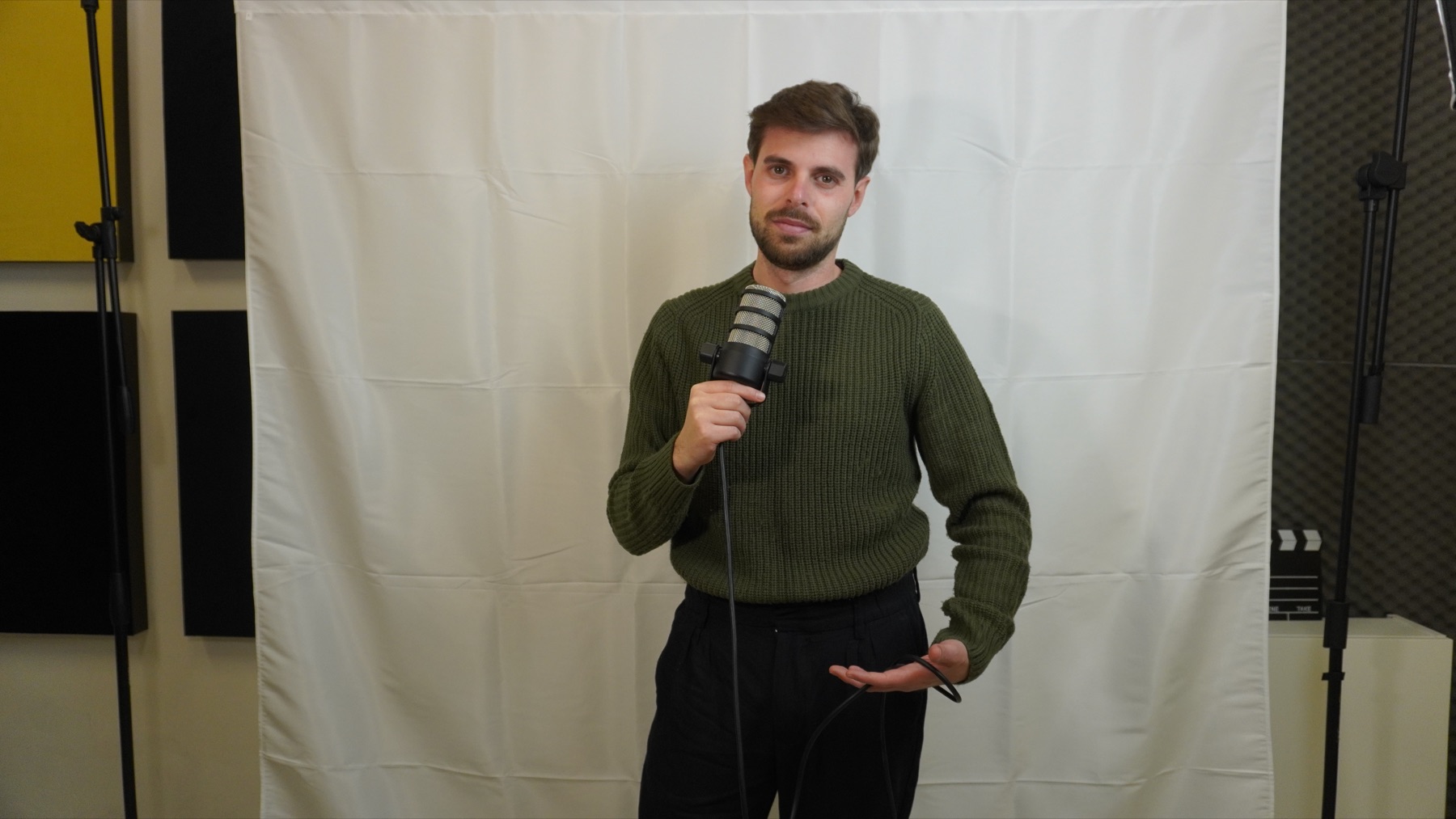 Registrazione di un podcast con microfono professionale